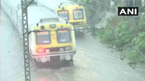 मुंबईला पावसाने पुन्हा झोडपले, मिठी नदीचं पाणी रेल्वे रुळावर, मध्य रेल्वेची वाहतूक ठप्प!
