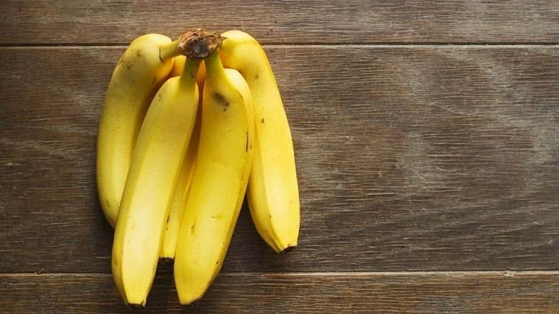केळीमध्ये अनेक पोषक घटक असतात. त्यात व्हिटामिन बी 6, व्हिटामिन सी, पोटॅशियम आणि सिलिकासारखे पोषक घटक असतात. ते हायपरपीग्मेंटेशनपासून मुक्तता मिळवण्यासाठी काम करतात.