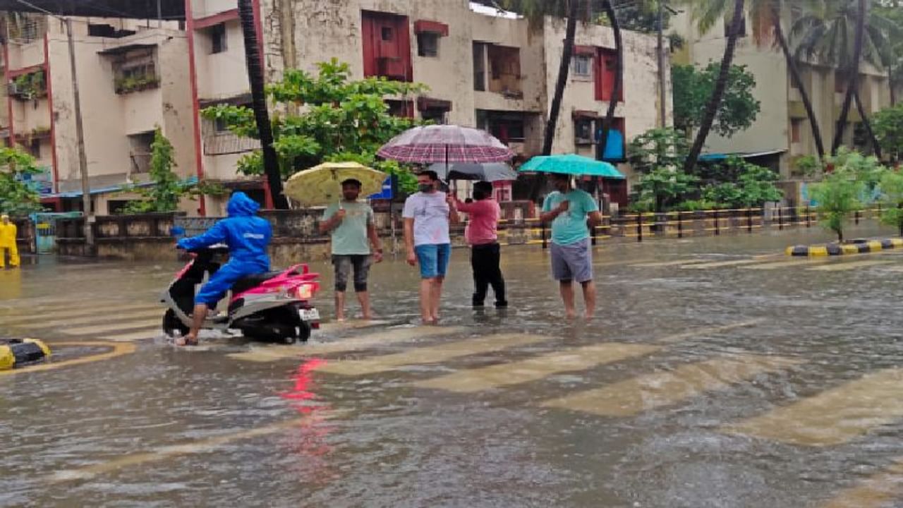 राज्यात मुसळधार पाऊस बरसेल अशा इशारा हवामान खात्याने देताच मुंबईसह नवी मुंबई, पनवेल मध्ये पावसाने खरोखरंच हजेरी लावली.