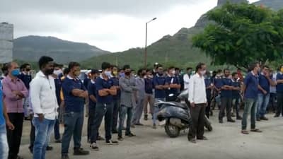 महिंद्रा अँड महिंद्रा कंपनीच्या 200 कंत्राटी कामगारांचे इगतपुरीमध्ये कामबंद आंदोलन, सुविधा देण्याची मागणी
