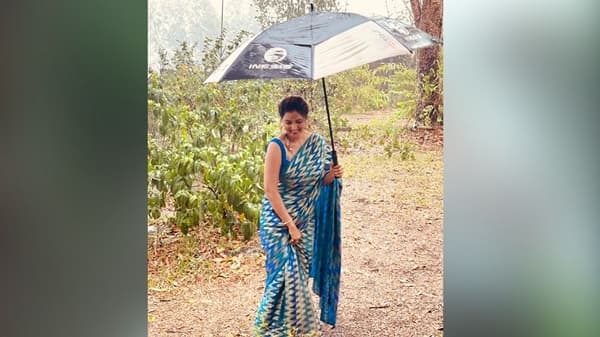 पावसाळा हा अनेकांचा आवडता ऋतू आहे. सृष्टीला नवचैतन्य बहाल करणारा हा किमयागार प्रत्येकालाच हवाहवासा वाटतो. ‘आई कुठे काय करते‘ (Aai Kuthe Kay Karate) मालिकेत संजनाची भूमिका साकारणारी अभिनेत्री रुपाली भोसलेचा देखील पावसाळा हा आवडता ऋतू आहे.