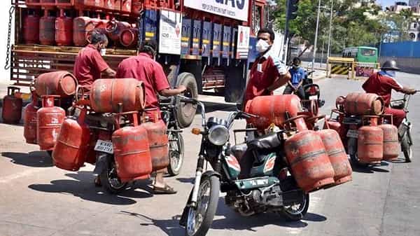 सर्वसामान्यांसाठी आनंदाची बातमी आहे. केंद्रीय अर्थमंत्री निर्मला सीतारमण यांनी 1 फेब्रुवारी रोजी केंद्रीय अर्थसंकल्पात केलेली घोषणा या महिन्यात अमलात येणार आहे. यानुसार Pradhan Mantri Ujjwala Yojana अंतर्गत आणखी 1 कोटी मोफत गॅस कनेक्शन दिले जाणार आहेत. मिनिस्ट्री ऑफ पेट्रोलियम अँड नॅचरल गॅसने या योजनेच्या पुढील टप्प्याचा आरखडाही तयार केलाय.