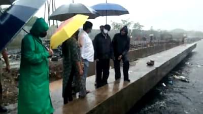 पहिल्याच पावसाने मुंबई पाठोपाठ ठाण्यालाही छळलं, लोकल सेवा ठप्प, इमारतीच्या संरक्षण भिंत कोसळल्या, जनजीवन विस्कळीत