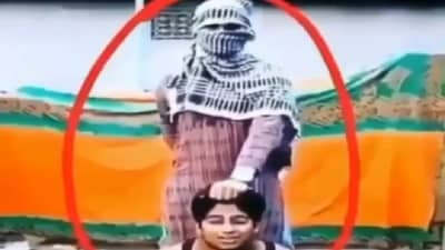 Video | चेहरा झाककेली महिला, एक हात मागे; समोरच्या हतबल तरुणाचं नेमकं काय होणार ?, पाहा संपूर्ण व्हिडीओ