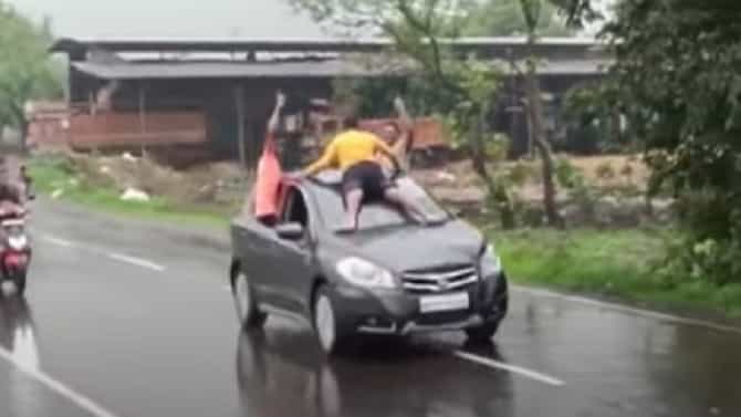 VIDEO : एकाच्या हातात स्टेअरिंग, दोघांचं अर्ध धड बाहेर, तिसरा थेट पुढच्या काचेला लटकलेला, तरुणांचं जीवघेणं स्टंट