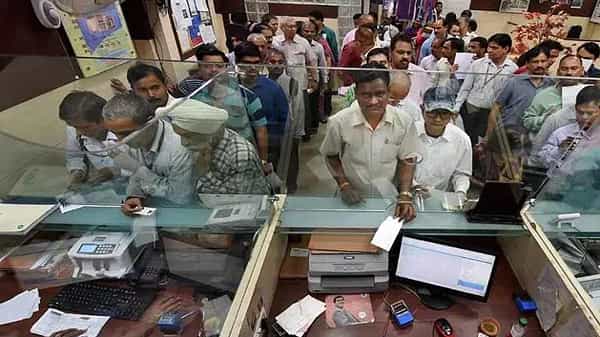 केंद्र सरकार दोन सरकारी बँकांचं खासगीकरण करणार आहे. यासाठीची सरकारी योजनाही तयार होत आहे. यानुसार, खासगीकरण होणाऱ्या बँकांमधील कर्मचाऱ्यांना आधी स्वेच्छा निवृत्तीची ऑफर (VRS) देण्यात येणार आहे.