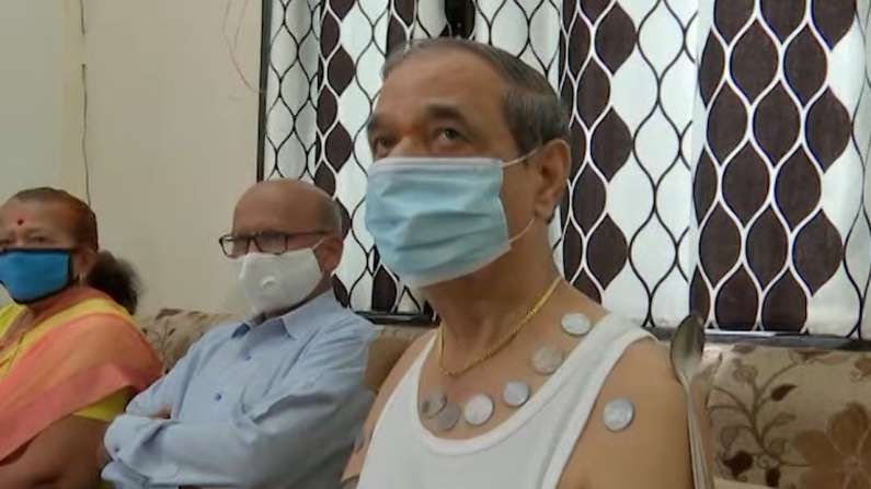 72 वर्षीय रवींद्र सोनार यांनी 8 दिवसांपूर्वी कोरोनाच्या कोविशील्ड लसीचा डोस घेतला होता. त्यानंतर त्या आता अजब दावा केला आहे.