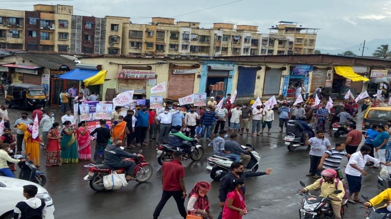 डोक्यावर पाऊस, हातात झेंडे, लोकनेते दि. बा. पाटील यांच्या नावाच्या घोषणा, पुढचं आंदोलन आक्रमक करण्याचा इशारा डोक्यावर पाऊस, हातात झेंडे, लोकनेते दि. बा. पाटील यांच्या नावाच्या घोषणा, पुढचं आंदोलन आक्रमक करण्याचा इशारा