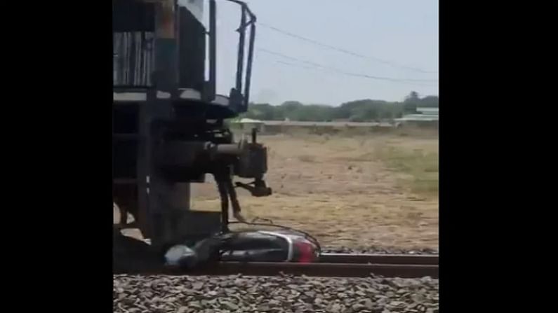 Video : रेल्वे रुळांवर बाईक स्टंट, अचानक आली ट्रेन, भयानक दृश्य कॅमेऱ्यात कैद