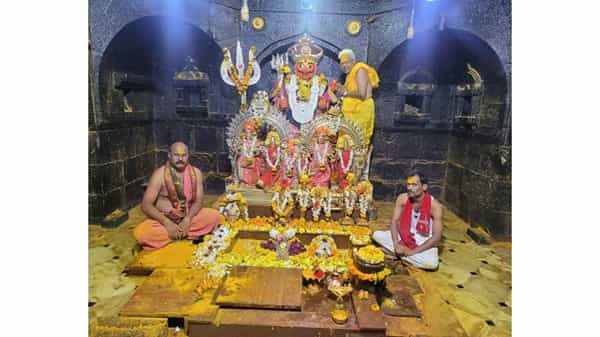 महाराष्ट्राचे आराध्य दैवत असलेल्या जेजुरी गडावरील मार्तंड भैरवाच्या मूर्तीला अडीच किलो चांदीचा रत्नजडित हार अर्पण करण्यात आला आहे.