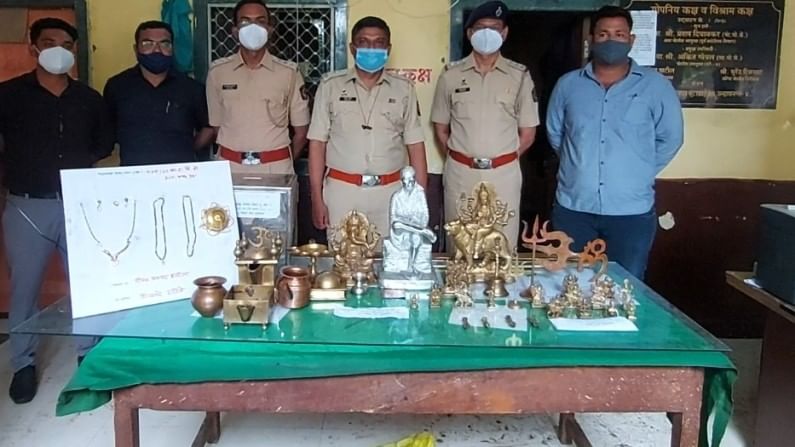 उल्हासनगरातील मंदिरातून देवांच्या मूर्ती आणि दागिन्यांची चोरी, अवघ्या 4 तासात चोरीचा छडा उल्हासनगरातील मंदिरातून देवांच्या मूर्ती आणि दागिन्यांची चोरी, अवघ्या 4 तासात चोरीचा छडा