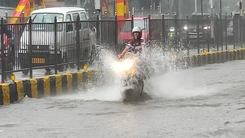 Mumbai Rains: मुंबईत समुद्राला उधाण, ढगांचा गडगडाट,  धो-धो पावसाला सुरुवात