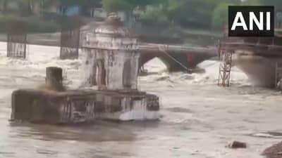 Video: धोकादायक! झोपी गेले आणि पुरानं वेढले, एका एकाला दोरीनं काढले, पाहा व्हिडीओत काय काय घडले?