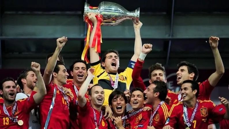 स्पेन हा युरोपमधील एकमेव देश आहे, ज्याने सलग दोन वेळा विजेतेपद पटकावलं .2008 मध्ये चॅम्पियन बनल्यानंतर स्पेन संघाने 2012 मध्ये दुसऱ्यांदा विजेतेपद जिंकून इतिहास रचला. परंतु 2016 साली स्पेनला हॅटट्रिक करता आली नाही.