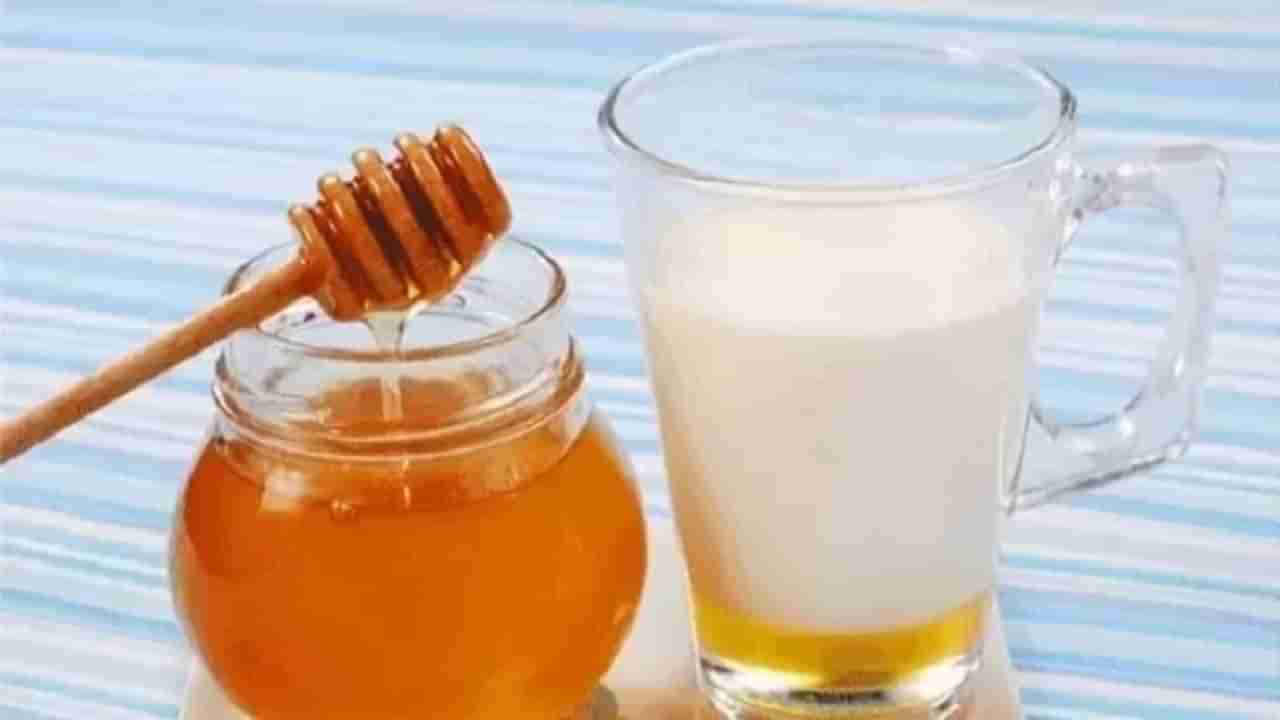 Milk and honey : दुधात मध मिक्स करून पिण्याचे हे आहेत आश्चर्यकारक फायदे!