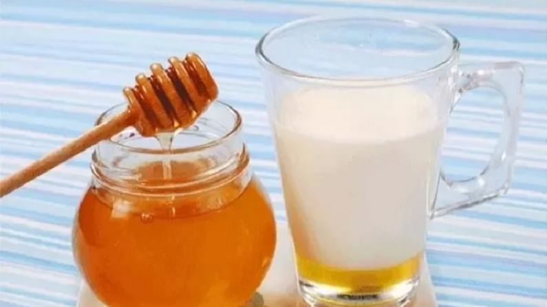 Milk and honey : दुधात मध मिक्स करून पिण्याचे 'हे' आहेत आश्चर्यकारक फायदे!