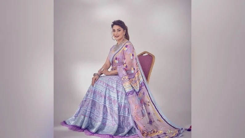 बॉलिवूडची ‘धकधक गर्ल’ अभिनेत्री माधुरी दीक्षित-नेने (Madhuri Dixit-Nene) हिला एलीगंस आणि ग्लॅमरची राणी म्हटले जाते. ती आपल्या कपड्यांच्या निवडीमुळे नेहमीच चर्चेत राहते.