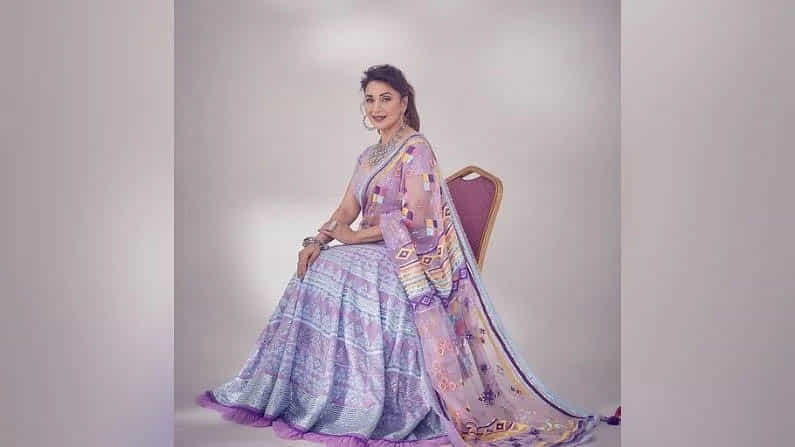 बॉलिवूडची ‘धकधक गर्ल’ अभिनेत्री माधुरी दीक्षित-नेने (Madhuri Dixit-Nene) हिला एलीगंस आणि ग्लॅमरची राणी म्हटले जाते. ती आपल्या कपड्यांच्या निवडीमुळे नेहमीच चर्चेत राहते.