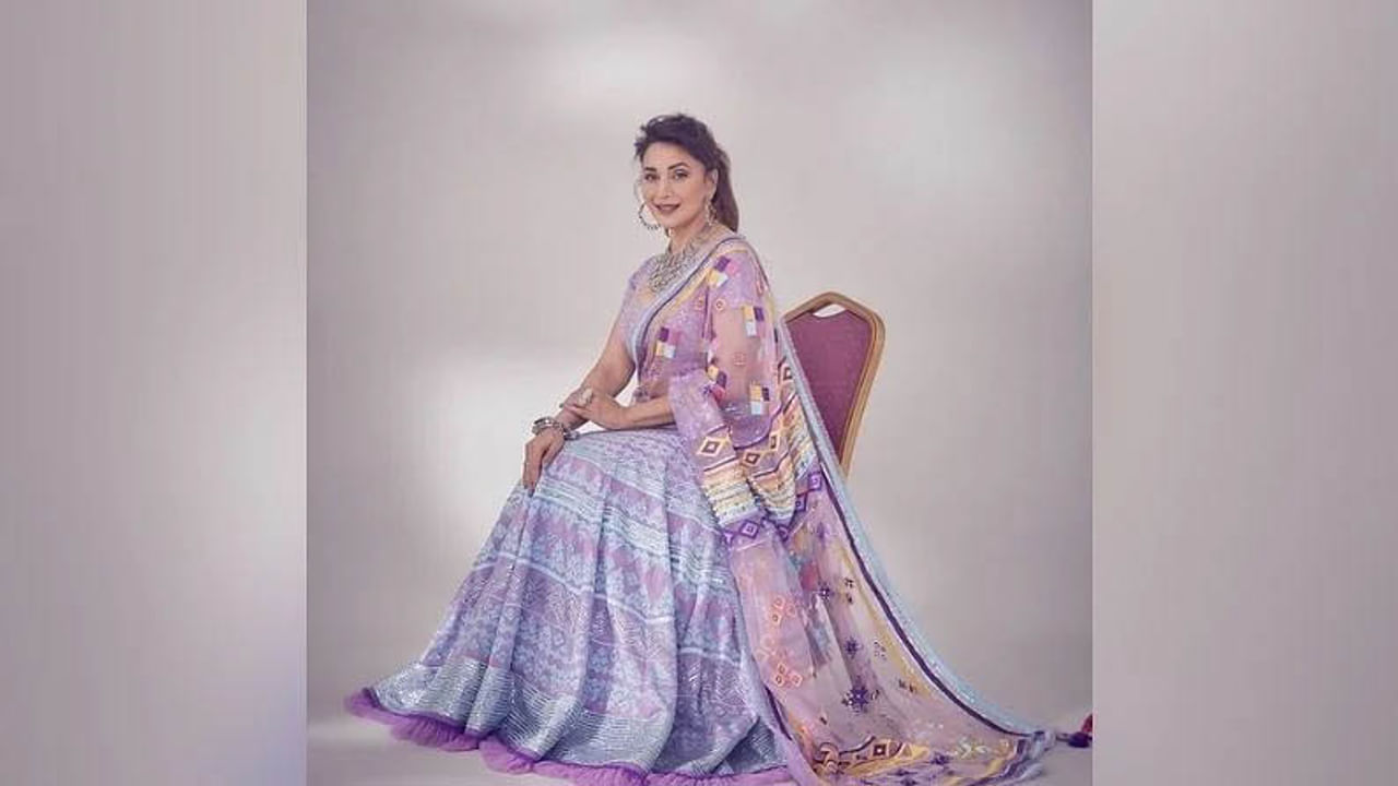 बॉलिवूडची ‘धकधक गर्ल’ अभिनेत्री माधुरी दीक्षित-नेने (Madhuri Dixit-Nene) हिला एलीगंस आणि ग्लॅमरची राणी म्हटले जाते. ती आपल्या कपड्यांच्या निवडीमुळे नेहमीच चर्चेत राहते.
