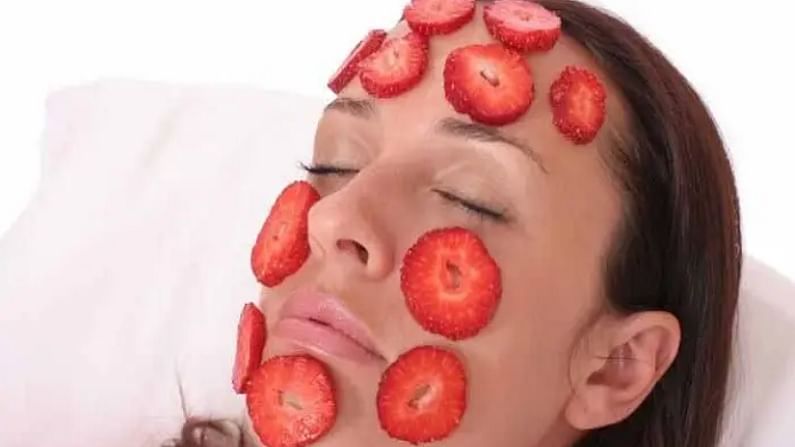 दोन स्ट्रॉबेरी घ्या आणि मॅश करा, त्यामध्ये दुधावरची साय मिक्स करा. ही पेस्ट चांगली मिक्स करून घ्या आणि चेहऱ्या, मानेवर लावा. त्यानंतर चेहरा थंड पाण्याने धुवा. 