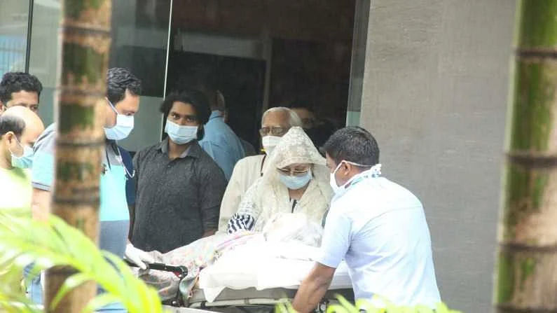रविवारी (6 जून) दिलीप कुमार यांना श्वासोच्छवासाच्या त्रासामुळे रुग्णालयात दाखल करण्यात आले. त्यानंतर त्याच्या फुफ्फुसात साचलेले पाणीही काढून टाकले गेले आहे. आता त्यांची प्रकृती स्थिर आहे.