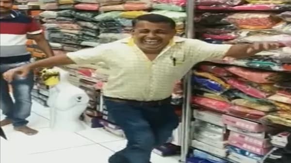 VIDEO : कपड्यांचा दुकानदार इतका का नाचतोय? पण भारी नाचतोय, सोशल मीडियावर व्हिडीओ व्हायरल