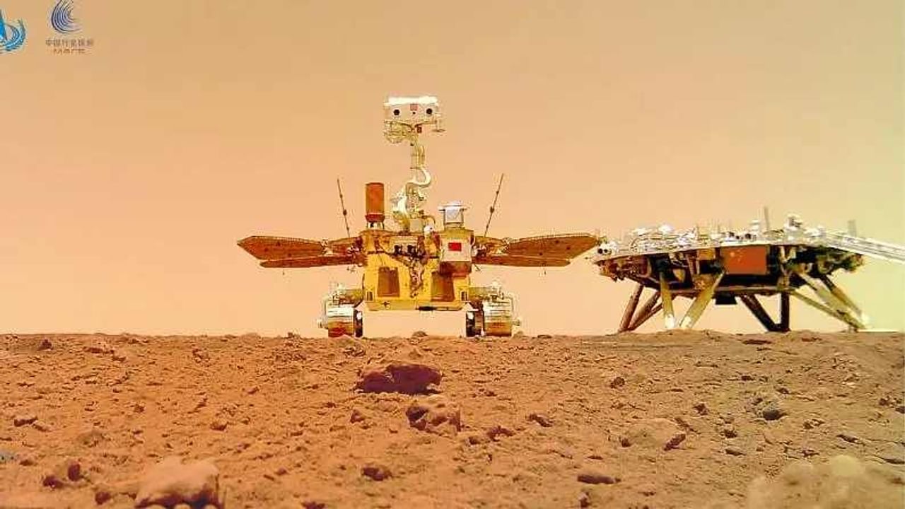 चीन राष्ट्रीय अंतराळ संस्थेने (CNSA) शुक्रवारी (11 जून 2021) मंगळावरील आपल्या Zhurong रोव्हरचे काही फोटो जारी केलेत. यात मंगळ ग्रहावरील धुळ आणि डोंगराळ भागात चीनचा राष्ट्रीय ध्वज लावलेला हा चीनचा रोव्हर दिसत आहे (China MARS Mission Latest News). 