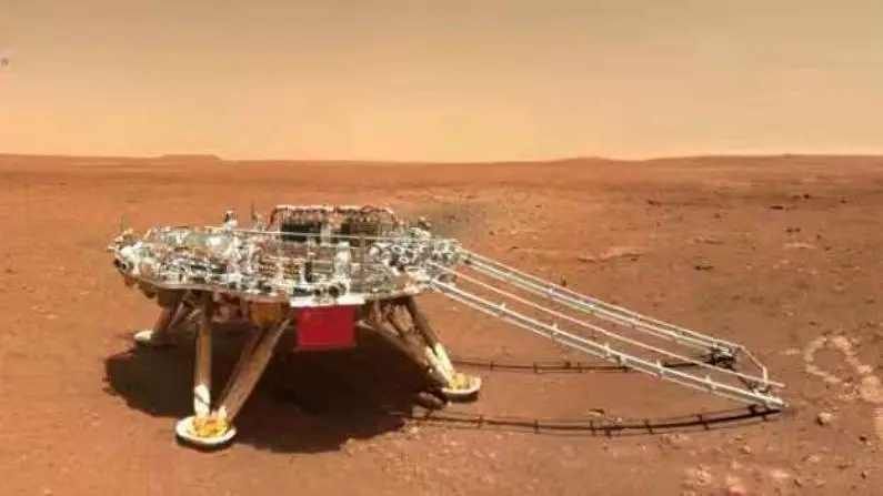 सीएनएसएने मंगल ग्रहावरील 4 फोटो शेअर केलेत. यात झुरोंग रोव्हरचा वरचा भाग दिसत आहे. प्लॅटफॉर्ममधून बाहेर निघण्याआधीचंही दृष्य यात पाहायला मिळतं आहे.
