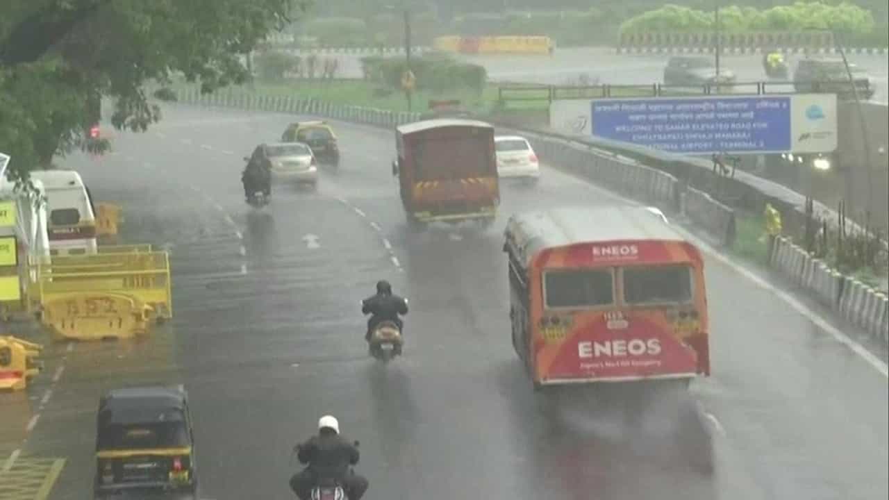 Thane Rain | ठाण्यात विजेच्या कडकडाटासह पावसाची हजेरी, सखल भागात पाणी साचले