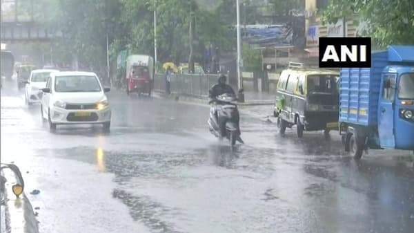 काल दिवसभर रिमझिम कोसळणाऱ्या पावसाने आज सकाळपासूनच जोरदार हजेरी लावली आहे. मुंबईसह ठाणे आणि नवी मुंबईला पावसाने अक्षरश: झोडपून काढले आहे. त्यामुळे मुंबईतील अनेक सखल भागात पाणी भरले असून रेल्वे रुळावरही पाणी भरण्यास सुरुवात झाली आहे.