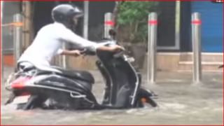 मुंबईला पावसाने पुन्हा झोडपले, मिठी नदीचं पाणी रेल्वे रुळावर, मध्य रेल्वेची वाहतूक ठप्प!