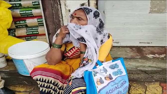 शेतकरी महिलेला अश्रू अनावर, कष्टाने पैसे उभे केले, बियाणे घेण्यासाठी बँकेतून पैसे काढले, आणि....