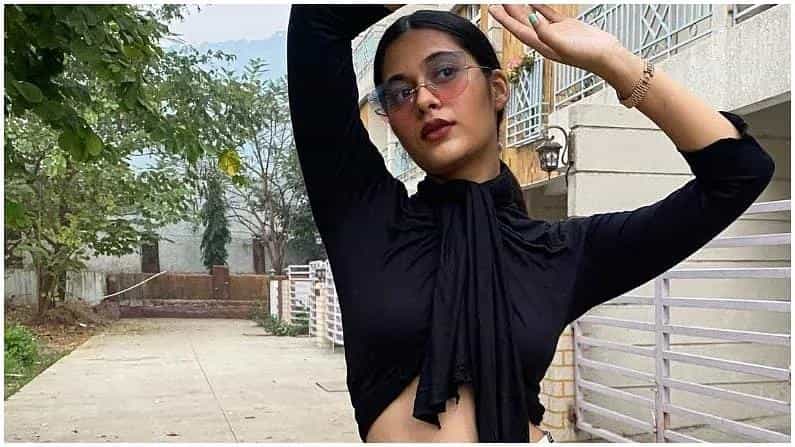 भाभीजी घर पर हैं मध्ये मनमोहन तिवारीची भूमिका साकारणारे रोहताश यांची मुलगी गीती सध्या सोशल मीडियावर चर्चेत आहे.