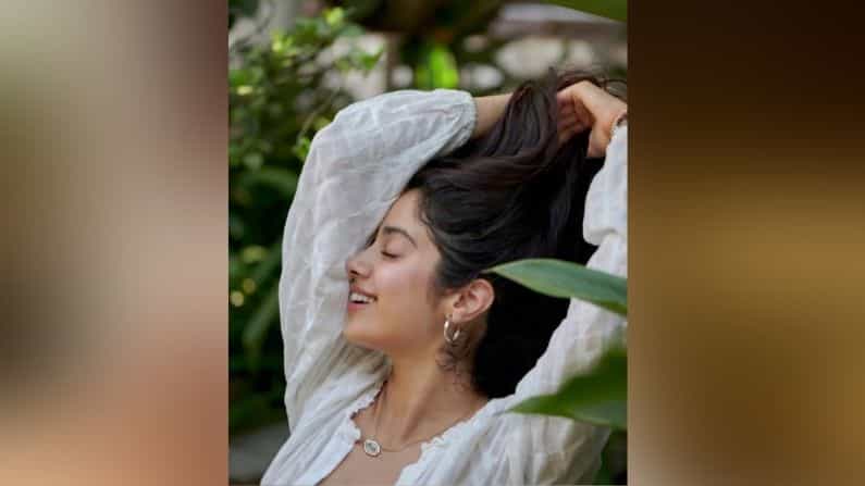 बॉलिवूड सेलेब्स मुंबईत झालेल्या मुसळधार पावसाचा आनंद लुटत आहेत. त्यापैकी एक म्हणजे बॉलिवूड अभिनेत्री जान्हवी कपूर. जान्हवीनं पावसाळ्याचा आनंद लुटताना काही फोटो सोशल मीडियावर शेअर केले आहेत. हे फोटो तिच्या चाहत्यांच्याही पसंतीस उतरत आहेत. जान्हवी या फोटोमध्ये डान्सिंग अंदाजात दिसत आहे.