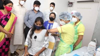 आदित्य ठाकरेंच्या वाढदिवसानिमित्त 1 हजार युवासेना पदाधिकाऱ्यांचे मोफत लसीकरण