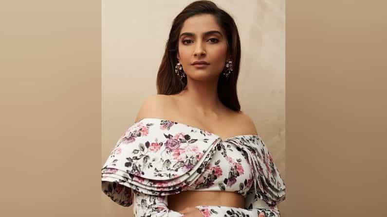 फॅशन आयकॉन म्हणून ओळखली जाणारी बॉलिवूड अभिनेत्री सोनम कपूर सध्या सोशल मीडियावर मोठ्या प्रमाणात अॅक्टिव्ह असते.