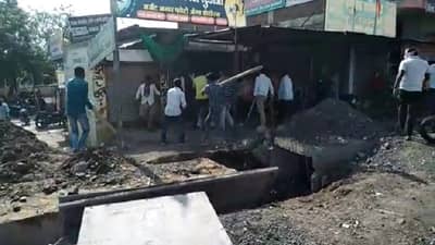 VIDEO : वाळू माफियांची गुंडगिरी, भर बाजारात पत्रकारावर भीषण हल्ला, हल्ल्याचा थरार कॅमेऱ्यात कैद