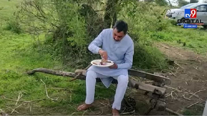 Sambhajiraje Chhatrapati | दौऱ्यावर असलेले छत्रपती संभाजीराजेंचं झाडाखालील बसून जेवण Sambhajiraje Chhatrapati | दौऱ्यावर असलेले छत्रपती संभाजीराजेंचं झाडाखालील बसून जेवण