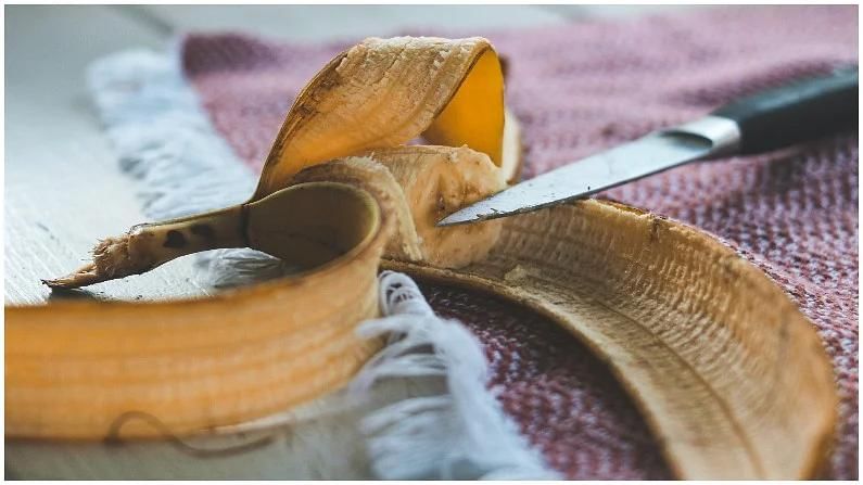 सुरकुत्यांना दूर करण्यासाठी केळीची साल वापरली जाऊ शकते. यासाठी केळीच्या सालांची मिक्सरमध्ये पेस्ट करा. यानंतर त्यात मध आणि अंडी घाला. ही पेस्ट 10 मिनिटं चेहर्‍यावर लावा आणि कोरडं झाल्यावर चेहरा धुवा. यामुळे सुरकुत्यांची समस्या टाळण्यास मदत होईल.
