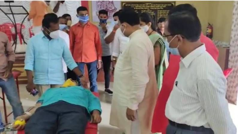 आदित्य ठाकरे यांच्या वाढदिवसानिमित्त शहापूर मधील शिवसेने मार्फत रक्तदान शिबिराचं आयोजन करण्यात आलं आहे. सकाळी 10 ते सायंकाळ 4 वाजेपर्यंत 100 बॉटल डोनेट करण्याचा मानस शिवसेनेकडून असल्याचा ठाणे- पालघर शिवसेना संपर्क प्रमुख संतोष शिंदे यांनी सांगितले आहे.