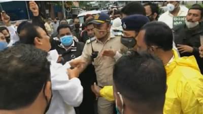 VIDEO : 3 स्टार पोलिसाशी हुज्जत, भाई जगताप यांची पोलीस कॉन्स्टेबलला धक्काबुक्की, व्हिडीओ सगळं सांगतोय