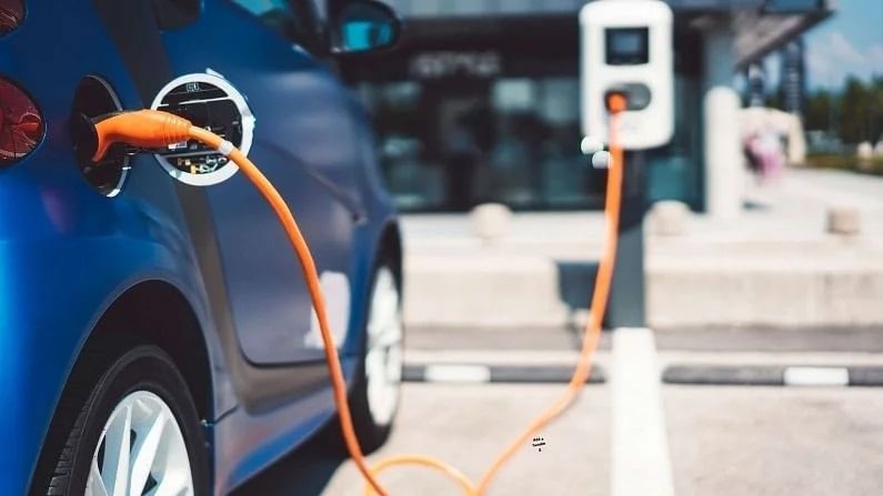 पुढील 5 वर्षात 20 लाख इलेक्ट्रिक वाहनांसाठी देशात 4 लाख चार्जिंग स्टेशन्स उभारण्याची गरज : रिपोर्ट