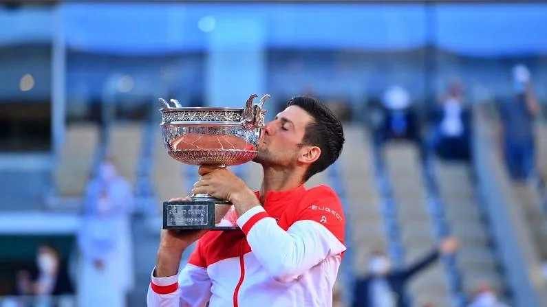 French Open 2021: नोवाक जोकोविच पुन्हा चॅम्पियन, 19 वा ग्रँड स्लॅम नावावर, 52 वर्षानंतर असा कारनामा French Open 2021: नोवाक जोकोविच पुन्हा चॅम्पियन, 19 वा ग्रँड स्लॅम नावावर, 52 वर्षानंतर असा कारनामा