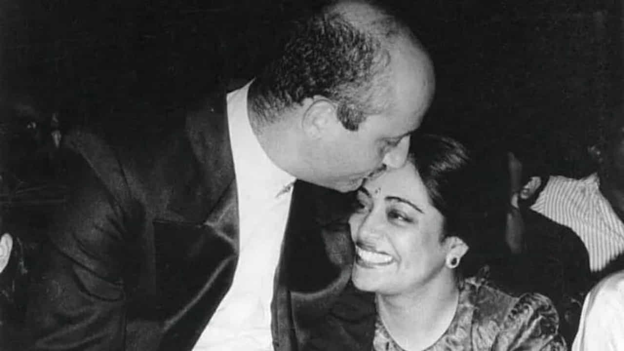 Happy Birthday Kirron Kher | विवाहित असतानाही एकमेकांच्या प्रेमात पडले, वाचा किरण-अनुपम खेर यांची लव्हस्टोरी!