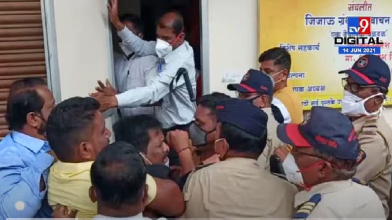VIDEO : Kolhapur | कोल्हापुरात अजित पवारांना काळे झेंडे दाखवण्याचा प्रयत्न, कार्यकर्त्यांना पोलिसांनी रोखलं