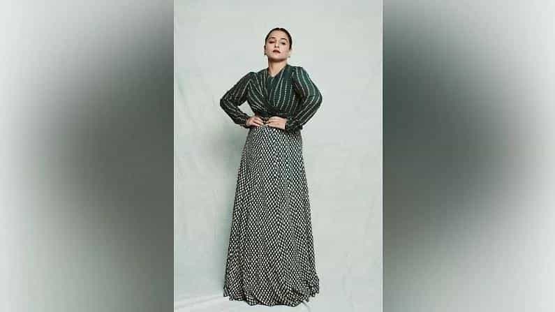 विद्या बालन गेले अनेक दिवस चर्चेत आहे. ती सोशल मीडियावर मोठ्या प्रमाणात सक्रिय आहे. नवनवीन फोटो शेअर करत ती चाहत्यांशी कनेक्ट होत आहे.