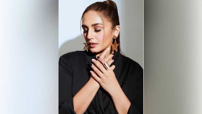बॉलिवूड अभिनेत्री हुमा कुरेशीनं तिच्या इन्स्टाग्राम अकाऊंटवर तिच्या लेटेस्ट फोटोशूटची फोटो शेअर केले आहेत. फोटोंमध्ये हुमा एका बोल्ड अवतारात दिसते आहे. तिनं ब्लॅक कलरचा सुंदर ड्रेस कॅरी केला आहे.