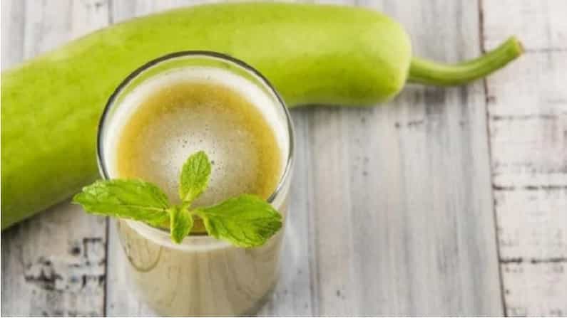 उन्हाळ्याच्या हंगामात सर्वाधिक सेवन दह्याचे केले जाते. कारण दह्यामुळे आपले शरीर थंड राहण्यास मदत होते. मात्र, तुम्हाला हे माहिती आहे का? की, बरेच लोक सध्याच्या हंगामात दुधी भोपळ्याच्या रसाचे सेवन देखील अधिक प्रमाणात करतात.