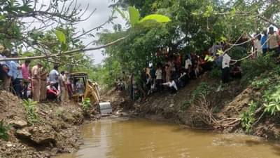 कोंबडीमागे पळताना दुर्घटना, चिमुकल्या बहीण-भावाचा नाल्यात बुडून मृत्यू