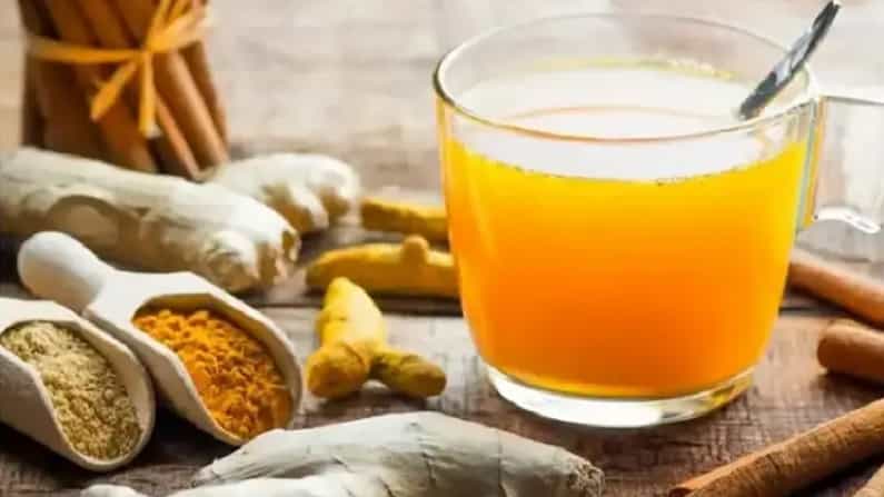 या चहामुळे रोगप्रतिकारक शक्ती मजबूत होते. रोग प्रतिकारशक्ती वाढविण्यासाठी आपण आले, लसूण आणि हळद चहा घेऊ शकतो. हा चहा तयार करण्यासाठी आपल्याला 2 लसूण पाकळ्या, आले, पाणी आणि अर्धा चमचे हळद लागणार आहे. सर्वात अगोदर लसूण, आले आणि हळद ची पेस्ट तयार करा. नंतर ही पेस्ट उकळलेल्या पाण्यात घाला आणि चहा तयार करा.